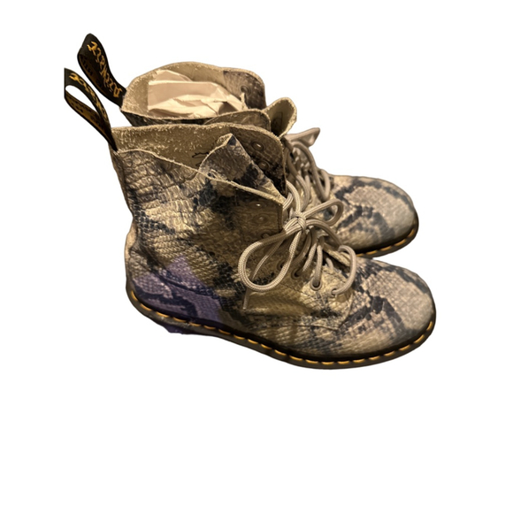 Women's Dr. Martens White Blue Snake Print Lace Up Boots Size 8 - Picture 2 of 5